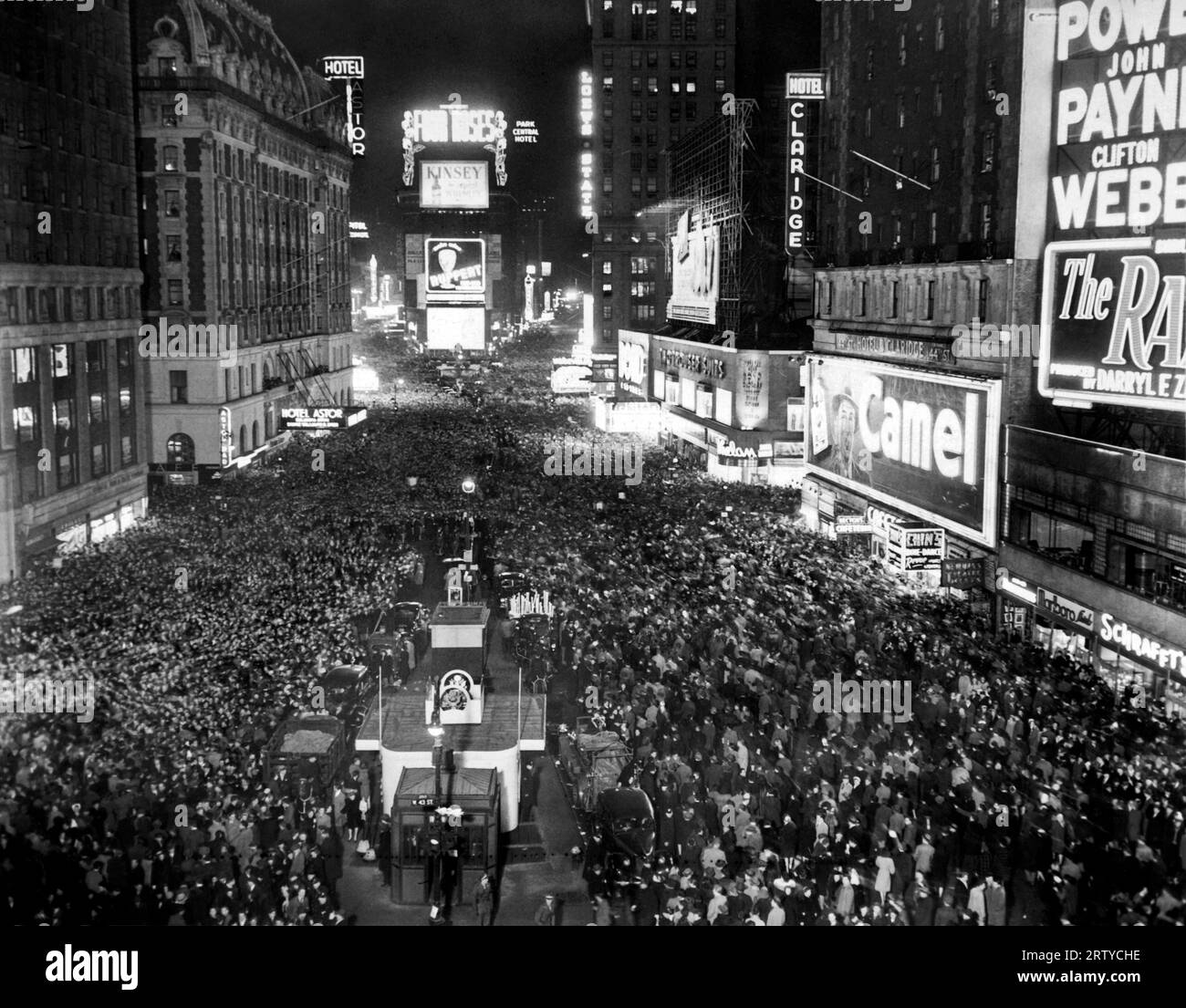 New York, New York: 31 dicembre 1946. La vista dal New York Times Building si affaccia a nord su Times Square durante i festeggiamenti di Capodanno. Foto Stock