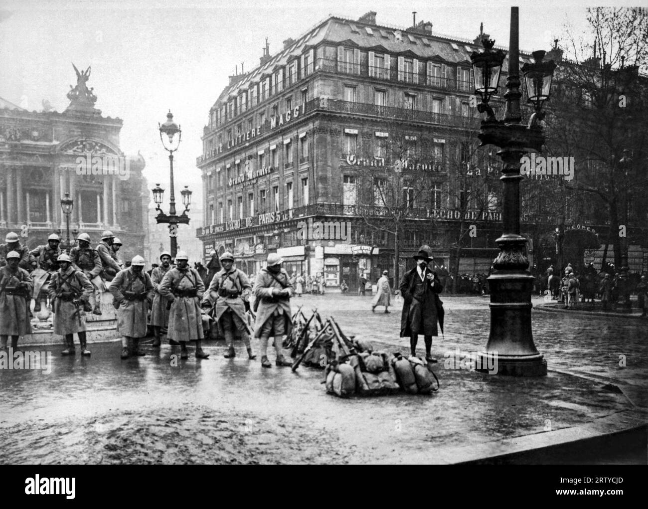 Parigi, Francia 27 maggio 1919 soldati francesi a guardia di Place de l'Opera dai rivoltosi durante le rivolte dello sciopero del giorno di maggio a Parigi. Foto Stock