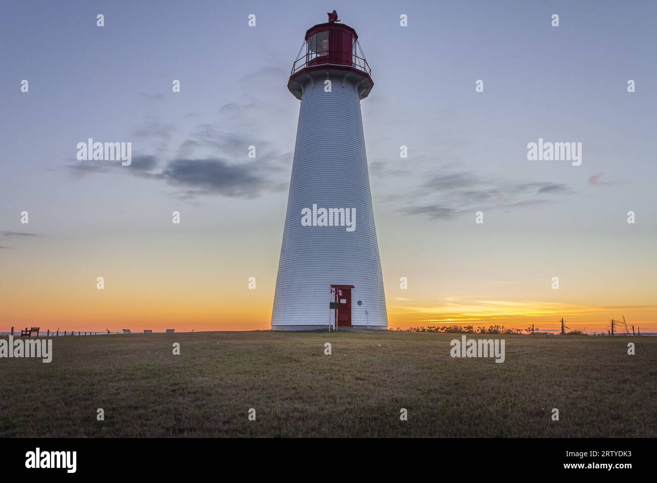 Faro di Point prim, Isola del Principe Edoardo, Canada, durante un tramonto estivo senza nuvole. Foto Stock