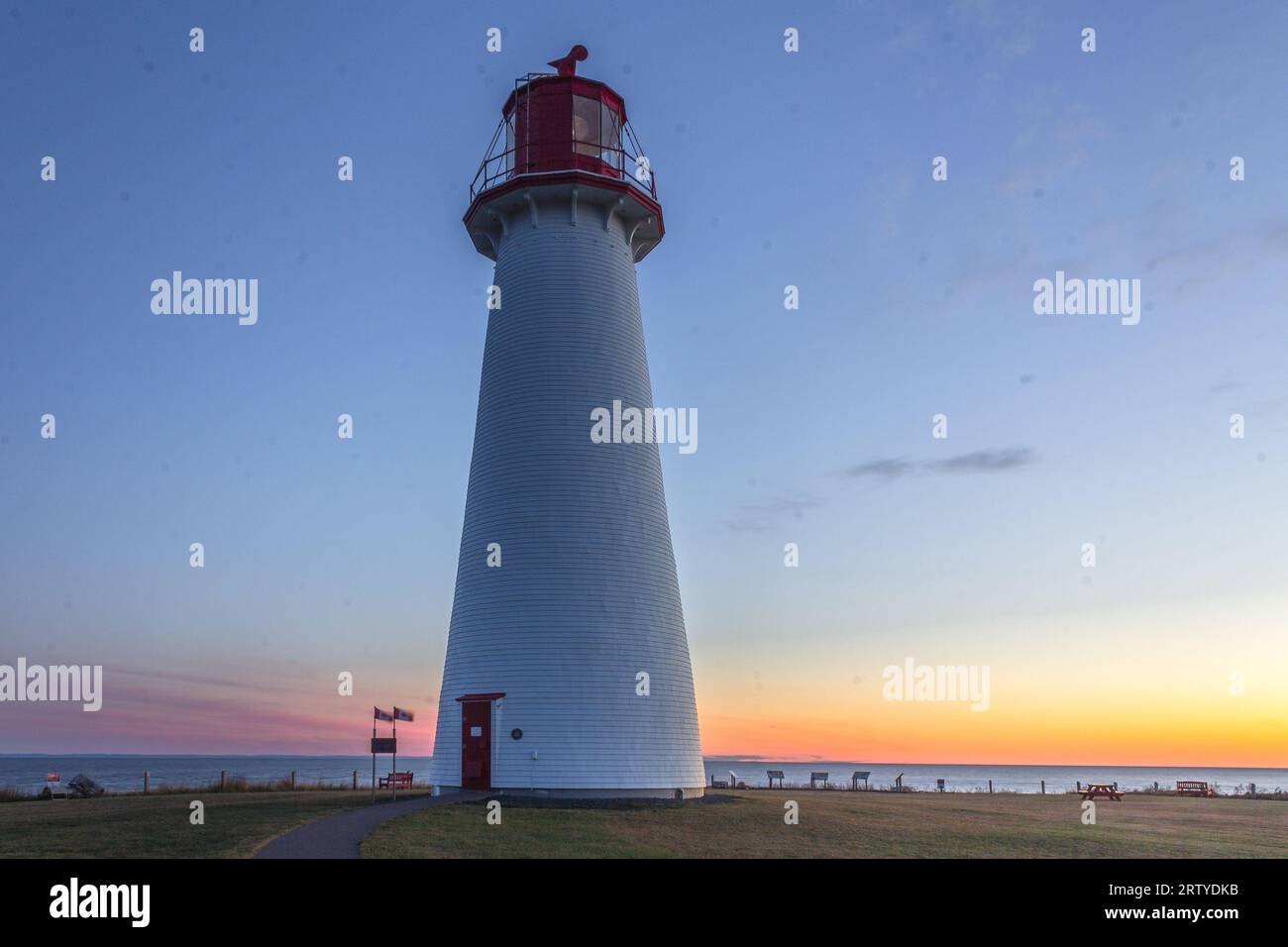 Faro di Point prim, Isola del Principe Edoardo, Canada, durante un tramonto estivo senza nuvole. Foto Stock