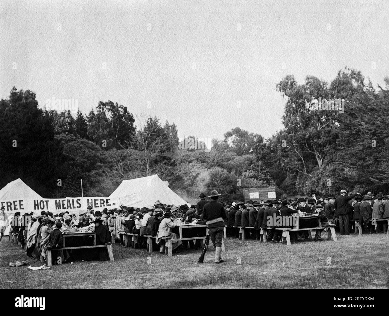 San Francisco, California 1906 rifugiati dal terremoto ricevono pasti caldi supervisionati dall'esercito degli Stati Uniti. Foto Stock