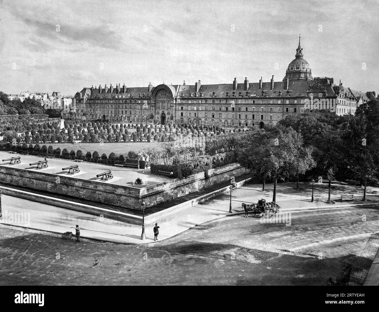 Parigi, Francia: c. 1890. L'Hôtel National des Invalides, il complesso di Parigi che ospita diversi musei ed è anche una casa di riposo per i veterani di guerra. Foto Stock