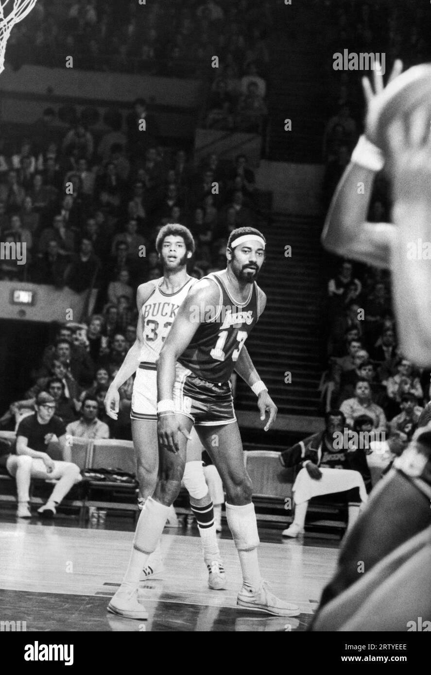 Milwaukee, Wisconsin 1971 NBA Stars Kareem Abdul Jabbar (#33) e Wilt Chamberlain (#13) in una partita di basket all'inizio del periodo in cui condividevano come giocatori. Kareem era al suo terzo anno e Wilt era alla sua quindicesima stagione e giocò solo un altro anno Foto Stock