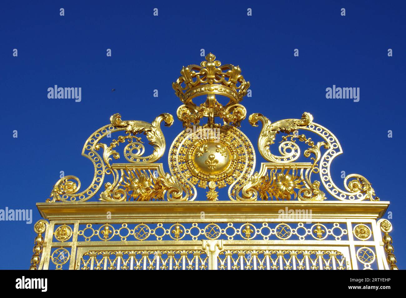 Le bellissime porte d'Oro fuori dalla Reggia di Versailles, sotto un cielo azzurro. Versailles, Francia. Foto Stock