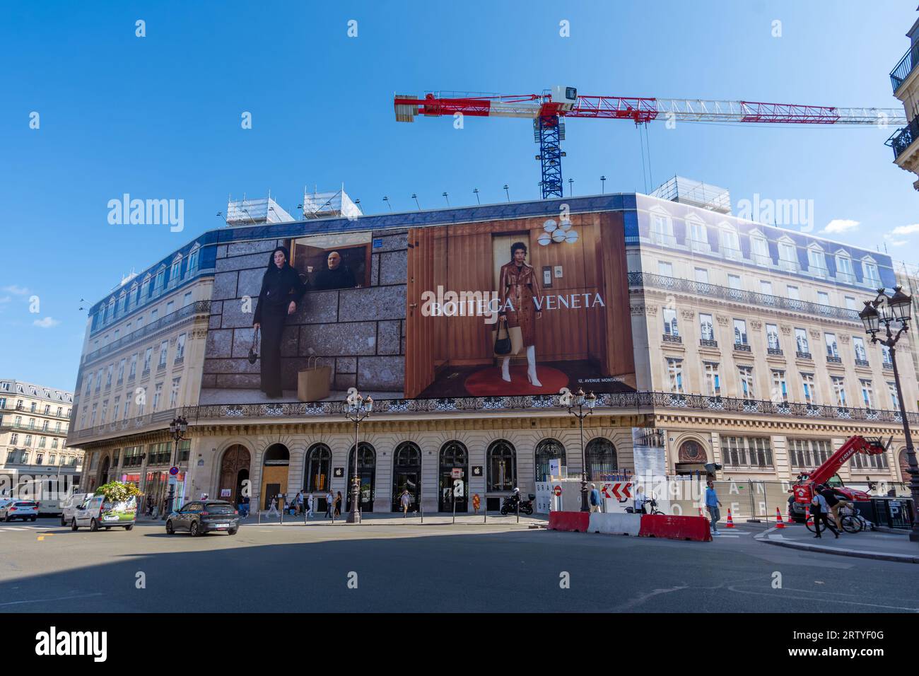 Bottega Veneta cartellone pubblicitario gigante che copre le impalcature dei lavori di restauro sulla facciata di un edificio parigino Foto Stock