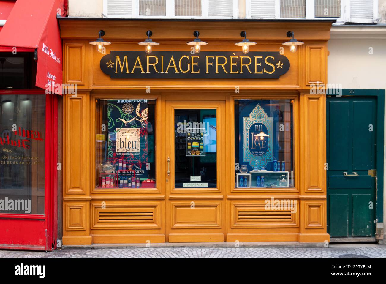 Vista esterna della boutique Mariage Frères situata in rue Montorgueil a Parigi, Francia. Mariage Frères è una casa da tè di lusso fondata a Parigi nel 1854 Foto Stock