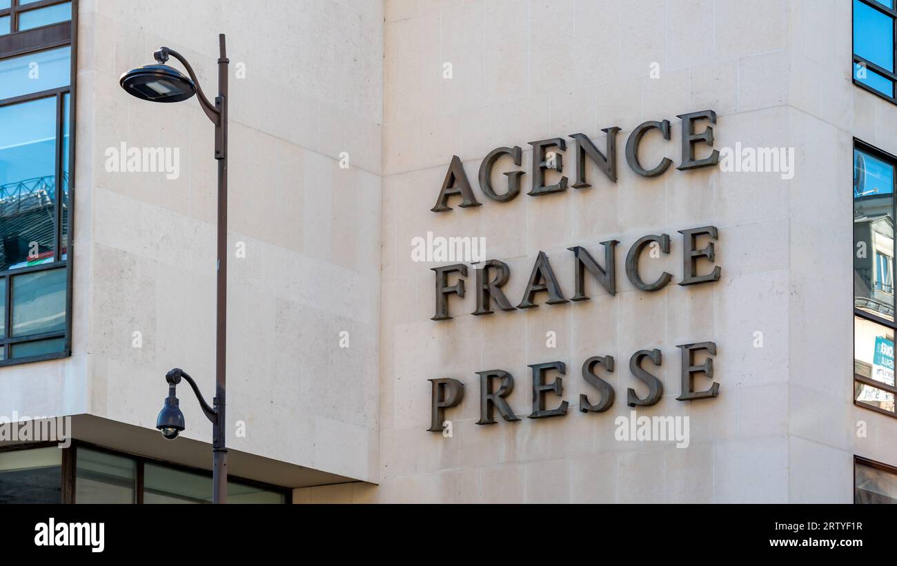 Firma sulla facciata dell'edificio della sede centrale di Agence France-Presse (AFP), un'agenzia di stampa internazionale e multimediale francese Foto Stock