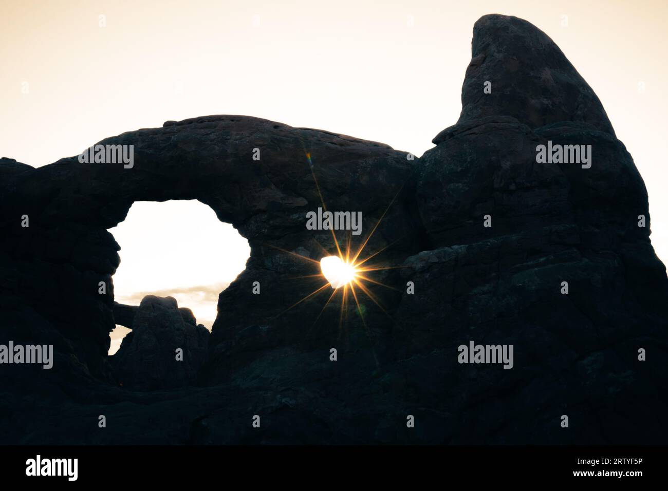 sagoma dell'arco a torretta all'alba nel parco nazionale degli archi Foto Stock