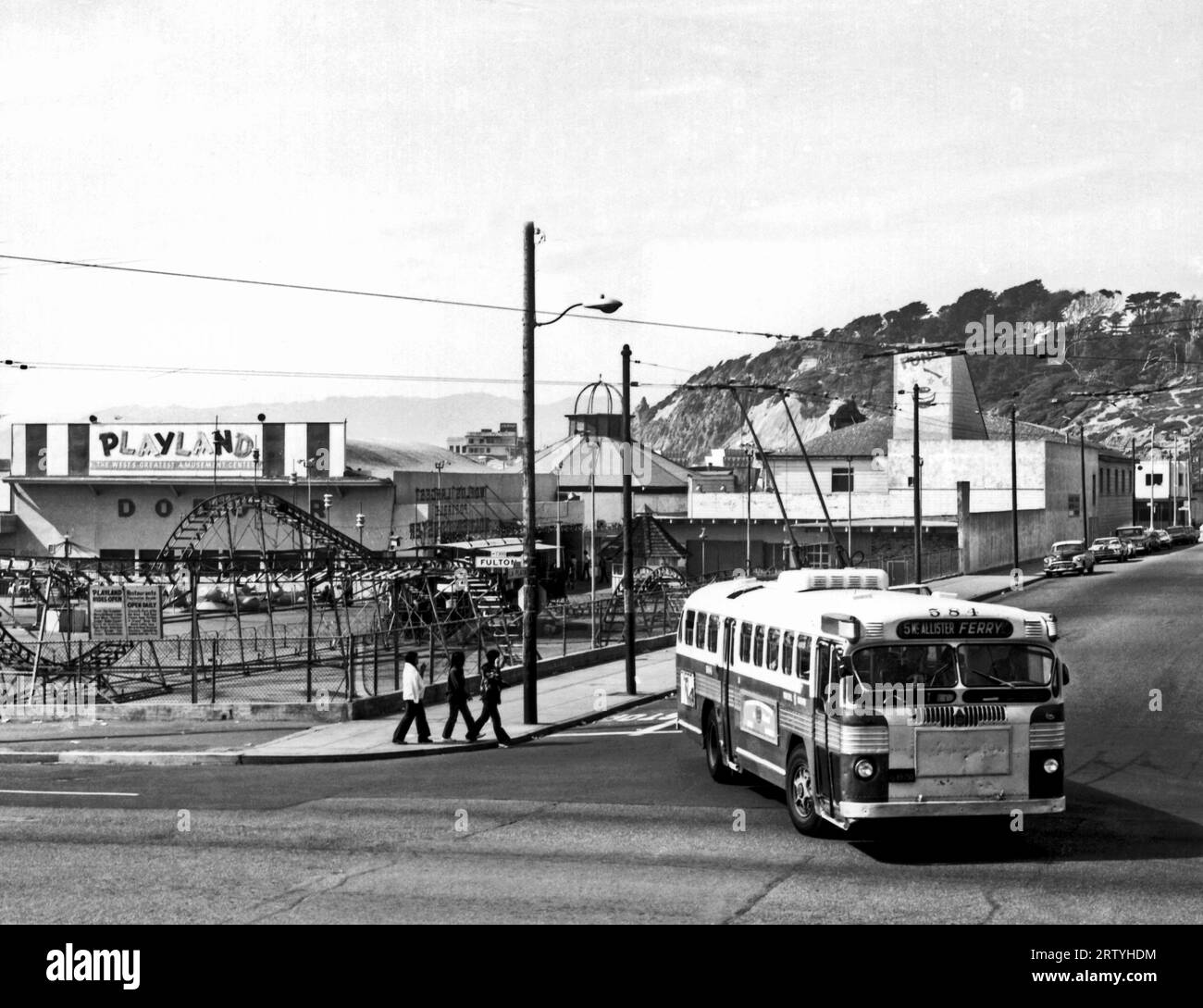San Francisco, California c. 1960 un autobus elettrico fa la svolta sul lato est di Playland at the Beach a San Francisco. La Cliff House è visibile sullo sfondo, con Sutro Heights sulla destra. Foto Stock