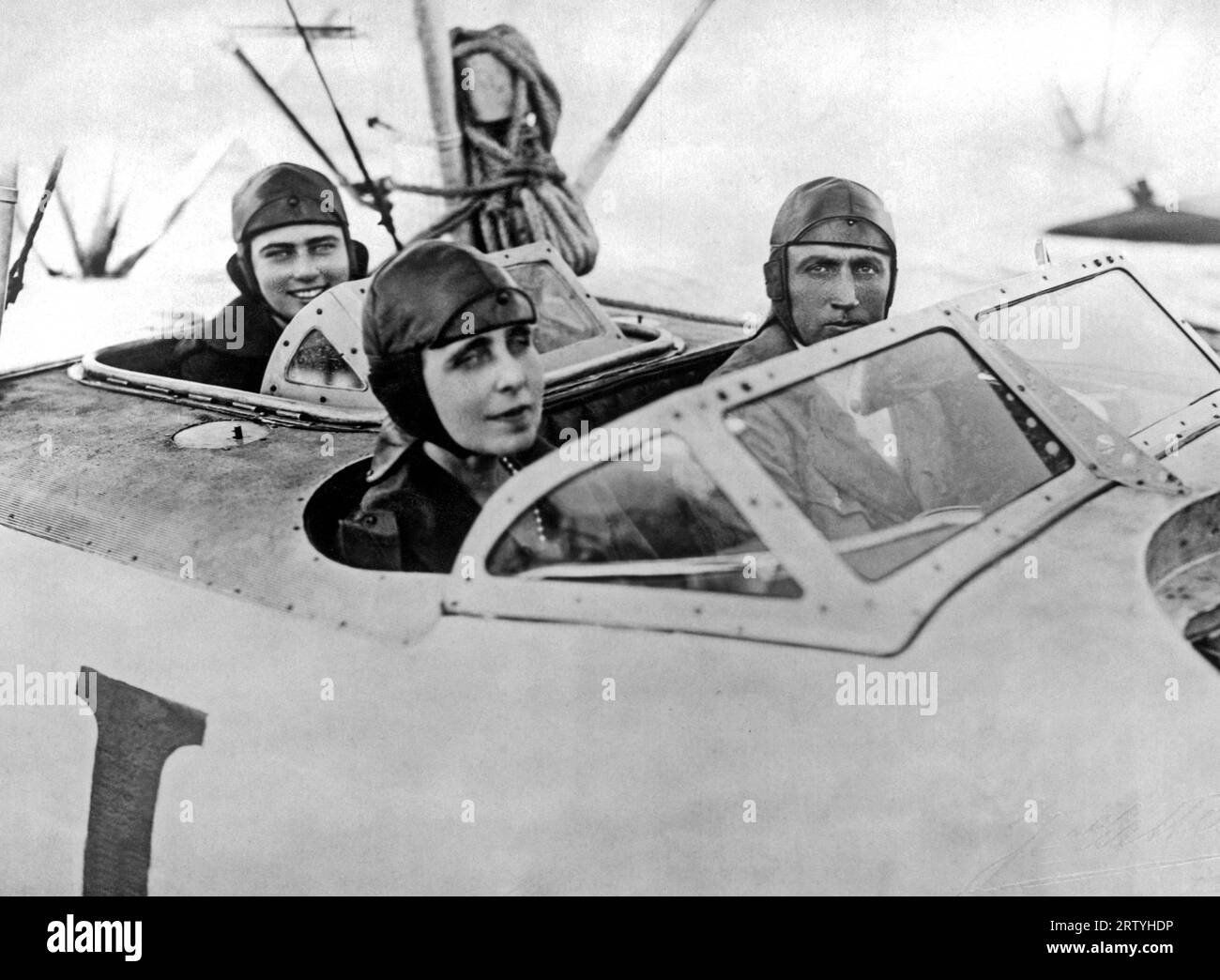 Constanta, Romania c. 1929 la Regina Maria di Romania con sua figlia, Ileana, in un moderno idrovolante per inaugurare il servizio di compagnia aerea passeggeri tra Constanta e Balchik sul Mar Nero. La coppia reale è stata determinante nell'avanzamento dell'aviazione nel loro paese. Foto Stock