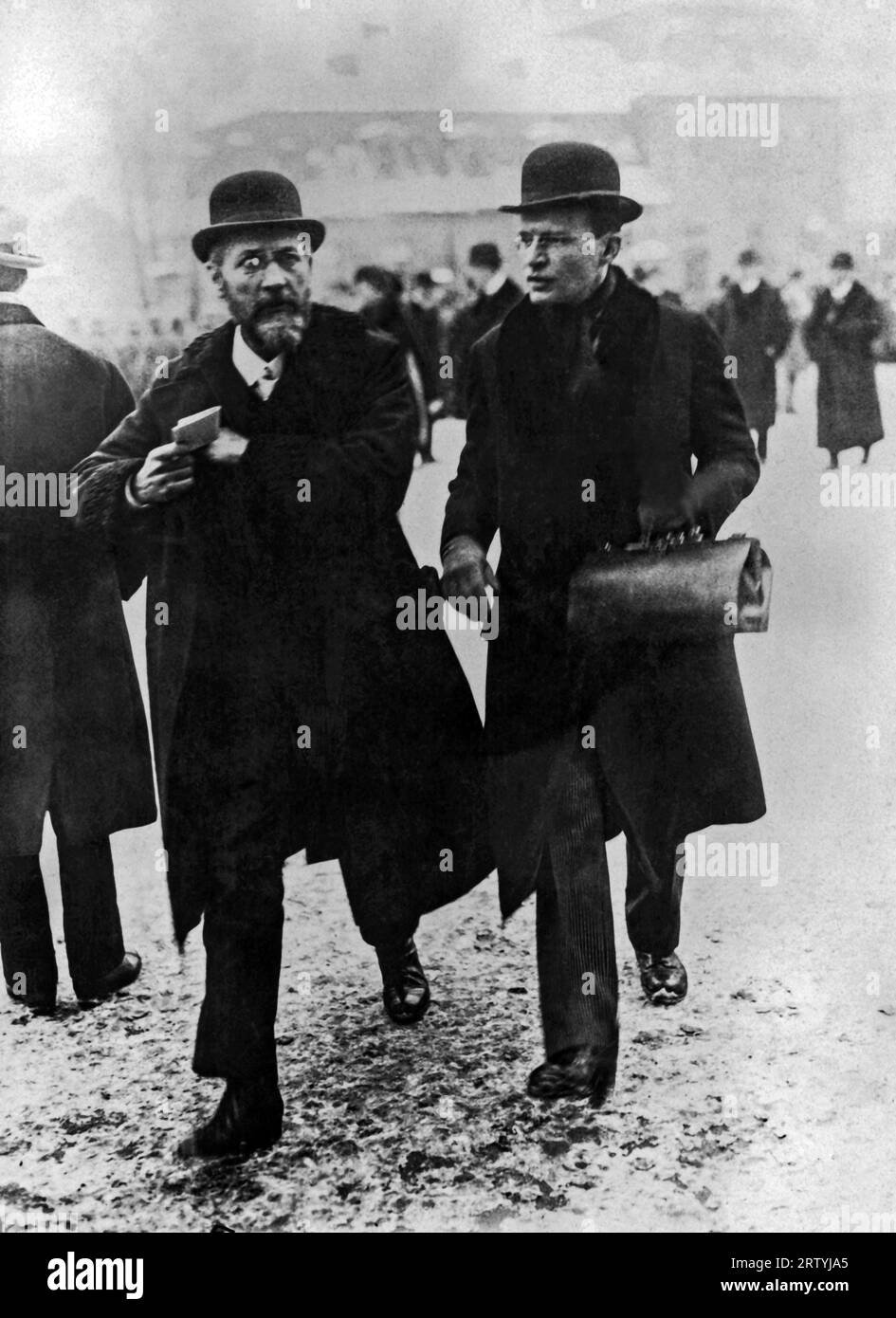 Weimar, Germania 8 febbraio 1918, il delegato austriaco, il professor Hartmann, se ne andò, sulla strada per la prima apertura dell'Assemblea nazionale tedesca a Weimar. Foto Stock
