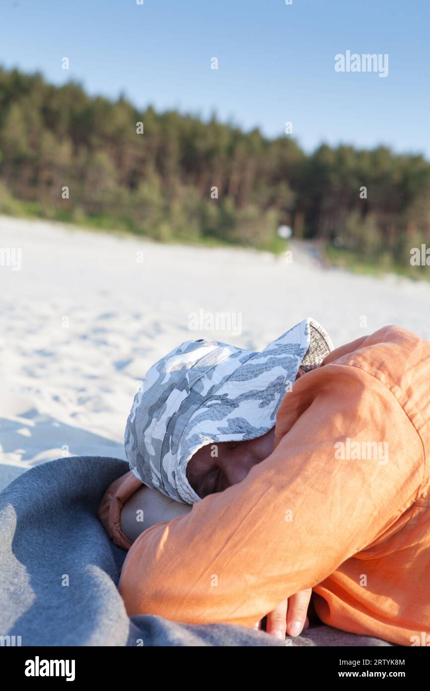 Solarium, protezione solare. Tempo libero sulla spiaggia. Foto Stock