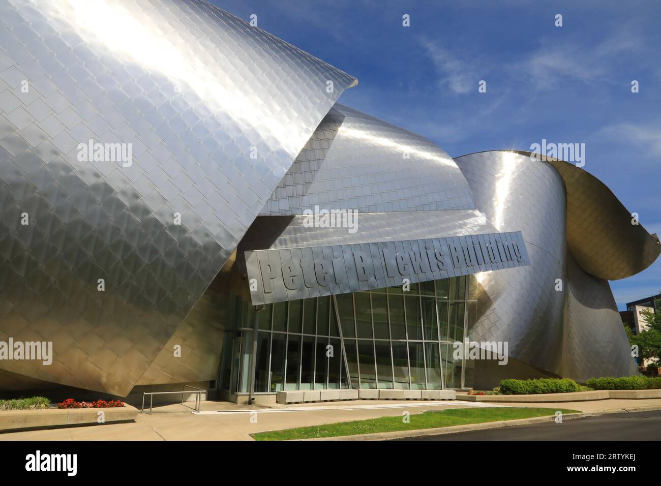 Costruito nel 2002, il Peter B. Lewis Building è stato progettato dall'architetto Frank Gehry per la Case Western Reserve University. Foto Stock