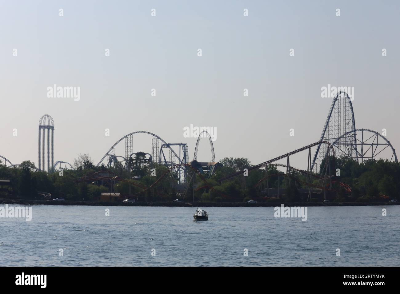 Montagne russe e giostre emozionanti presso il parco divertimenti a in estate. Cedar Point è una destinazione popolare per i turisti Foto Stock