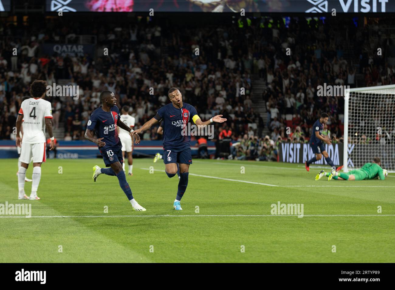 Parigi, Francia. 15 settembre 2023. PARIGI, FRANCIA - 15 SETTEMBRE: Kylian Mbappé del PSG festeggia dopo aver segnato un gol durante una partita tra PSG e Nizza come parte della Ligue 1 al Parc des Princes il 15 settembre 2023 a Parigi, in Francia. (Foto di Jose Prestes/Pximages) credito: PX Images/Alamy Live News Foto Stock
