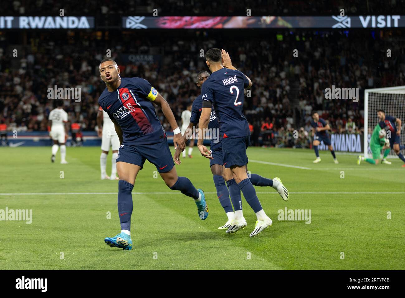Parigi, Francia. 15 settembre 2023. PARIGI, FRANCIA - 15 SETTEMBRE: Kylian Mbappé del PSG festeggia dopo aver segnato un gol durante una partita tra PSG e Nizza come parte della Ligue 1 al Parc des Princes il 15 settembre 2023 a Parigi, in Francia. (Foto di Jose Prestes/Pximages) credito: PX Images/Alamy Live News Foto Stock
