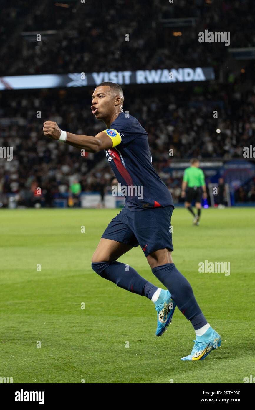 Parigi, Francia. 15 settembre 2023. PARIGI, FRANCIA - 15 SETTEMBRE: Kylian Mbappé del PSG festeggia dopo aver segnato un gol durante una partita tra PSG e Nizza come parte della Ligue 1 al Parc des Princes il 15 settembre 2023 a Parigi, in Francia. (Foto di Jose Prestes/Pximages) credito: PX Images/Alamy Live News Foto Stock