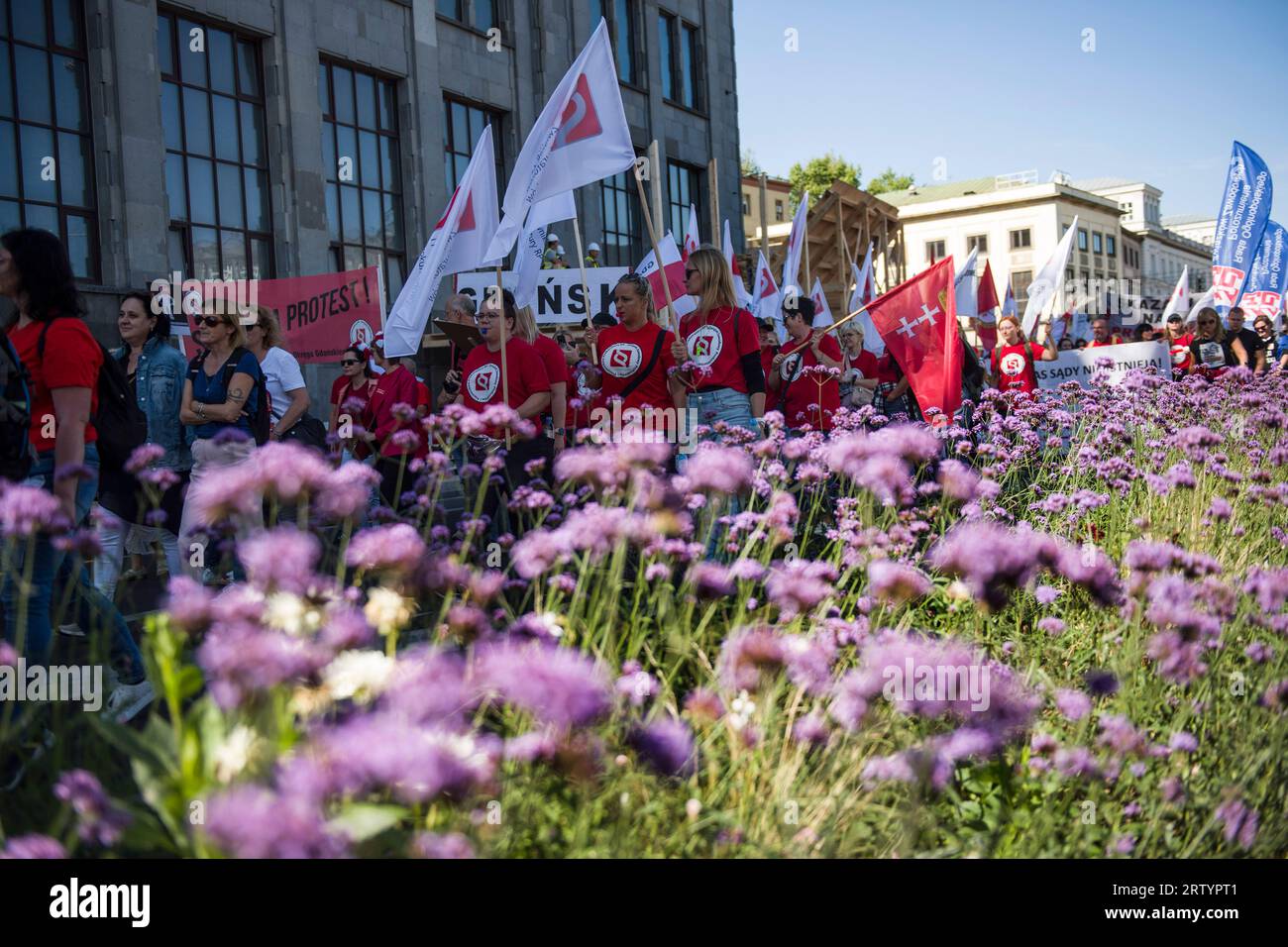 I manifestanti tengono cartelli e sventolano bandiere sindacali durante la "marcia della rabbia" a Varsavia. Migliaia di dipendenti del settore pubblico - sotto lo slogan "marcia della rabbia" (Marsz Gniewu) - hanno marciato per le strade di Varsavia per protestare contro i bassi salari. La sua causa diretta è la mancata attuazione delle richieste dei dipendenti di bilancio. I sindacati dei dipendenti del bilancio hanno chiesto l'indicizzazione dell'aumento medio annuo dello stipendio del 20 per cento. Dal 1° luglio 2023 e il 24% dal 1° gennaio 2024. E questa protesta, un mese prima delle elezioni parlamentari, è stata organizzata dall'Alleanza polacca di T Foto Stock