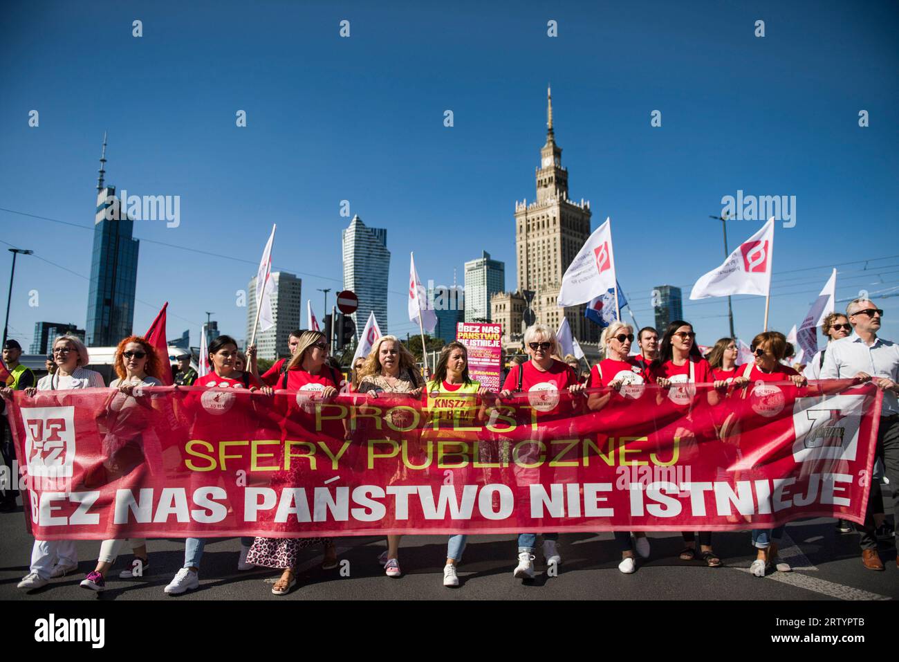 I manifestanti tengono uno striscione massiccio durante la "marcia della rabbia" a Varsavia. Migliaia di dipendenti del settore pubblico - sotto lo slogan "marcia della rabbia" (Marsz Gniewu) - hanno marciato per le strade di Varsavia per protestare contro i bassi salari. La sua causa diretta è la mancata attuazione delle richieste dei dipendenti di bilancio. I sindacati dei dipendenti del bilancio hanno chiesto l'indicizzazione dell'aumento medio annuo dello stipendio del 20 per cento. Dal 1° luglio 2023 e il 24% dal 1° gennaio 2024. E questa protesta, un mese prima delle elezioni parlamentari, è stata organizzata dall'Alleanza dei sindacati tutta polacca (OPZZ), Foto Stock