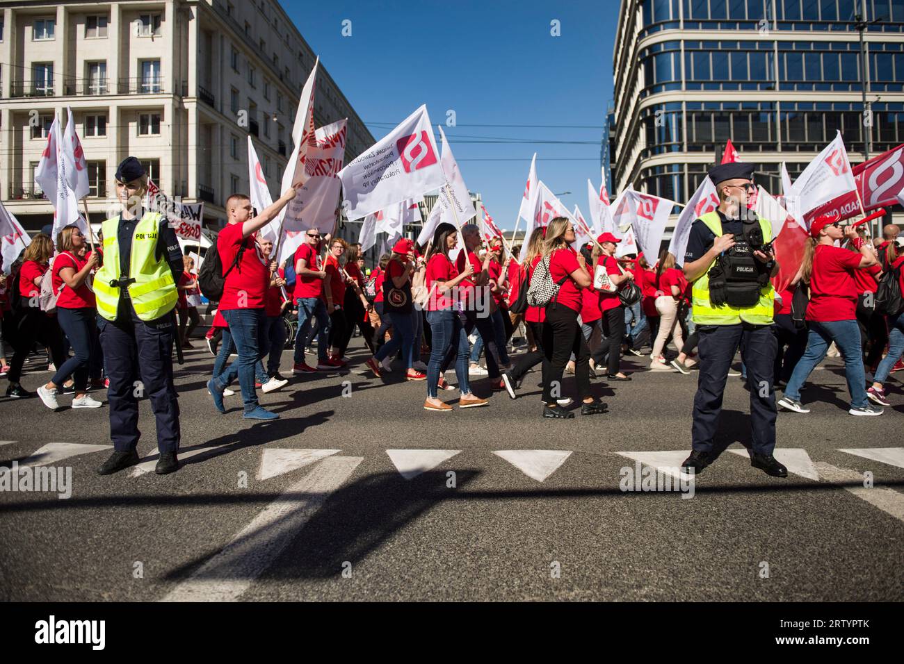 I manifestanti tengono cartelli e sventolano bandiere sindacali durante la "marcia della rabbia" a Varsavia. Migliaia di dipendenti del settore pubblico - sotto lo slogan "marcia della rabbia" (Marsz Gniewu) - hanno marciato per le strade di Varsavia per protestare contro i bassi salari. La sua causa diretta è la mancata attuazione delle richieste dei dipendenti di bilancio. I sindacati dei dipendenti del bilancio hanno chiesto l'indicizzazione dell'aumento medio annuo dello stipendio del 20 per cento. Dal 1° luglio 2023 e il 24% dal 1° gennaio 2024. E questa protesta, un mese prima delle elezioni parlamentari, è stata organizzata dall'Alleanza polacca di T Foto Stock
