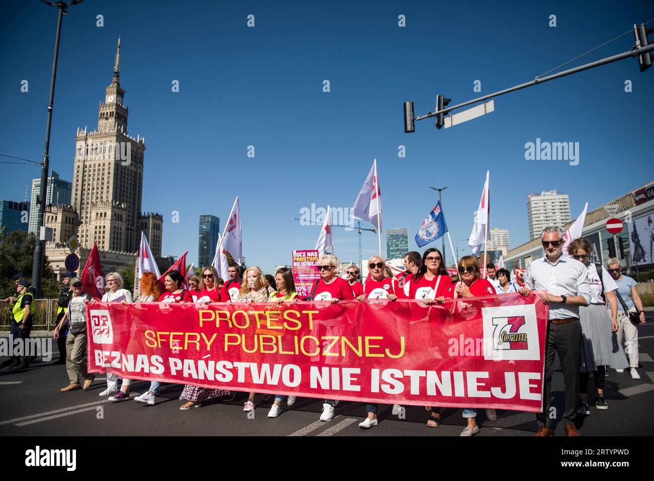 I manifestanti tengono uno striscione massiccio durante la "marcia della rabbia" a Varsavia. Migliaia di dipendenti del settore pubblico - sotto lo slogan "marcia della rabbia" (Marsz Gniewu) - hanno marciato per le strade di Varsavia per protestare contro i bassi salari. La sua causa diretta è la mancata attuazione delle richieste dei dipendenti di bilancio. I sindacati dei dipendenti del bilancio hanno chiesto l'indicizzazione dell'aumento medio annuo dello stipendio del 20 per cento. Dal 1° luglio 2023 e il 24% dal 1° gennaio 2024. E questa protesta, un mese prima delle elezioni parlamentari, è stata organizzata dall'Alleanza dei sindacati tutta polacca (OPZZ), Foto Stock