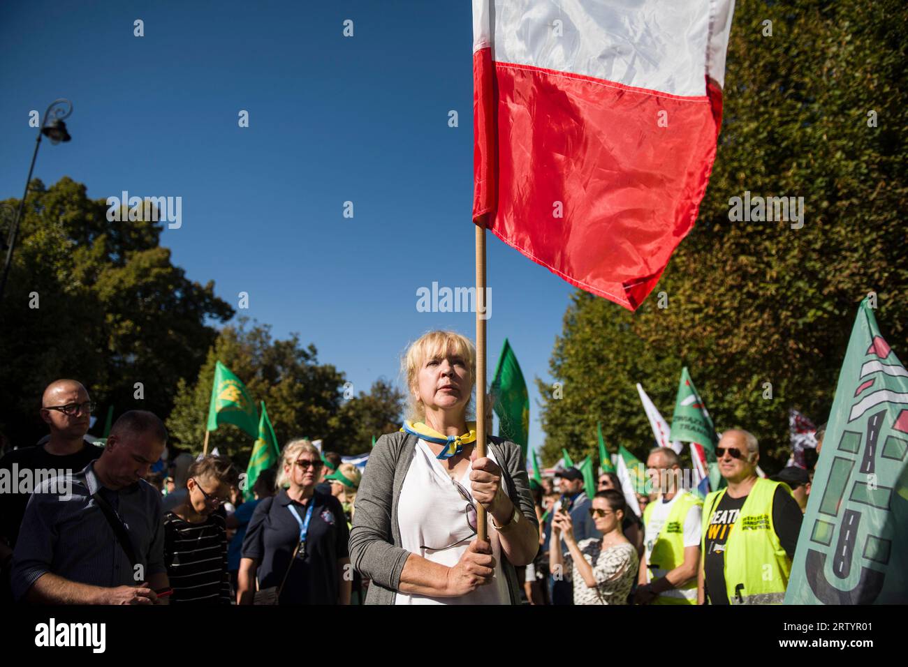Una donna sventola la bandiera polacca durante la "marcia della rabbia" a Varsavia. Migliaia di dipendenti del settore pubblico - sotto lo slogan "marcia della rabbia" (Marsz Gniewu) - hanno marciato per le strade di Varsavia per protestare contro i bassi salari. La sua causa diretta è la mancata attuazione delle richieste dei dipendenti di bilancio. I sindacati dei dipendenti del bilancio hanno chiesto l'indicizzazione dell'aumento medio annuo dello stipendio del 20 per cento. Dal 1° luglio 2023 e il 24% dal 1° gennaio 2024. E questa protesta, un mese prima delle elezioni parlamentari, è stata organizzata dall'Alleanza dei sindacati tutta polacca (OPZZ), whi Foto Stock