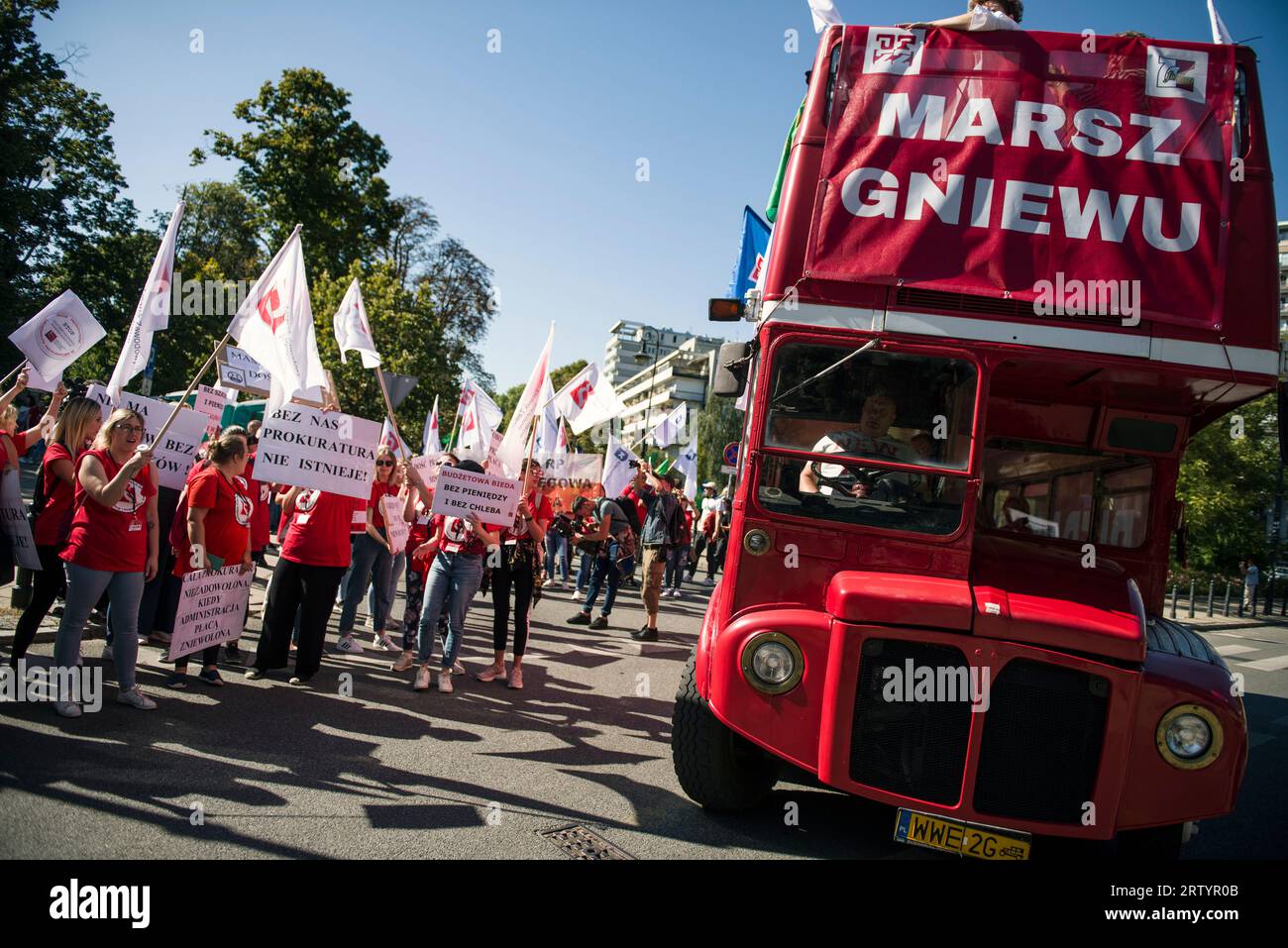 I manifestanti tengono cartelli e sventolano bandiere sindacali durante la "marcia della rabbia" a Varsavia. Migliaia di dipendenti del settore pubblico - sotto lo slogan "marcia della rabbia" (Marsz Gniewu) - hanno marciato per le strade di Varsavia per protestare contro i bassi salari. La sua causa diretta è la mancata attuazione delle richieste dei dipendenti di bilancio. I sindacati dei dipendenti del bilancio hanno chiesto l'indicizzazione dell'aumento medio annuo dello stipendio del 20 per cento. Dal 1° luglio 2023 e il 24% dal 1° gennaio 2024. E questa protesta, un mese prima delle elezioni parlamentari, è stata organizzata dall'Alleanza polacca di T Foto Stock
