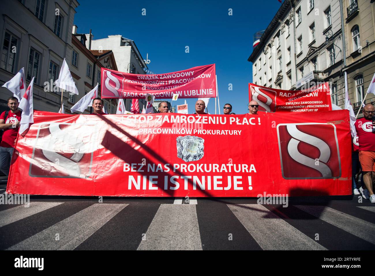 I manifestanti tengono uno striscione massiccio durante la "marcia della rabbia" a Varsavia. Migliaia di dipendenti del settore pubblico - sotto lo slogan "marcia della rabbia" (Marsz Gniewu) - hanno marciato per le strade di Varsavia per protestare contro i bassi salari. La sua causa diretta è la mancata attuazione delle richieste dei dipendenti di bilancio. I sindacati dei dipendenti del bilancio hanno chiesto l'indicizzazione dell'aumento medio annuo dello stipendio del 20 per cento. Dal 1° luglio 2023 e il 24% dal 1° gennaio 2024. E questa protesta, un mese prima delle elezioni parlamentari, è stata organizzata dall'Alleanza dei sindacati tutta polacca (OPZZ), Foto Stock