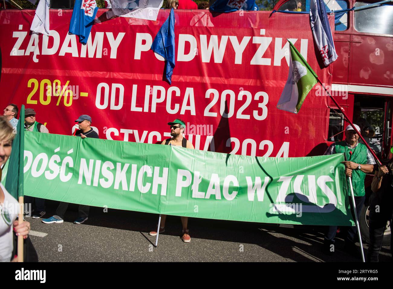 I manifestanti tengono uno striscione che dice "salari piuttosto bassi nell'istituto di previdenza sociale” durante la "marcia della rabbia” a Varsavia. Migliaia di dipendenti del settore pubblico - sotto lo slogan "marcia della rabbia" (Marsz Gniewu) - hanno marciato per le strade di Varsavia per protestare contro i bassi salari. La sua causa diretta è la mancata attuazione delle richieste dei dipendenti di bilancio. I sindacati dei dipendenti del bilancio hanno chiesto l'indicizzazione dell'aumento medio annuo dello stipendio del 20 per cento. Dal 1° luglio 2023 e il 24% dal 1° gennaio 2024. E questa protesta, un mese prima delle elezioni parlamentari, era organo Foto Stock