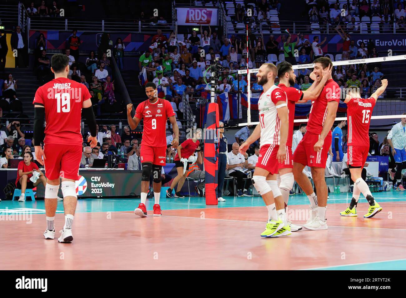 Roma, Italia. 14 settembre 2023. Il team Poland festeggia durante la partita di semifinale Polonia vs Slovenia CEV EuroVolley 23 al PalaEUR. Punteggio finale; Polonia 3:1 Slovenia, (foto di Marco Zaccagnini/SOPA Images/Sipa USA) credito: SIPA USA/Alamy Live News Foto Stock