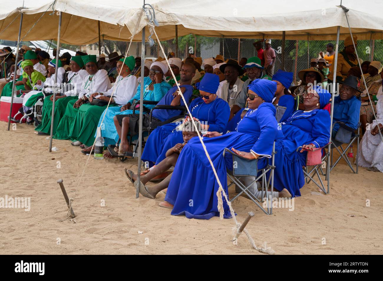 Okombahe: Festival del Re di Damara: Spettatori e ospiti sotto tenda, donne in abbigliamento tradizionale, regione di Erongo, Namibia Foto Stock