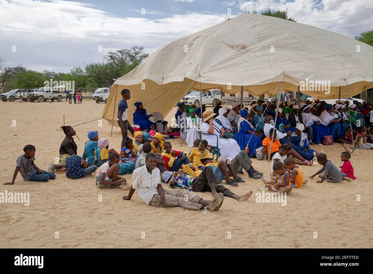 Okombahe: Festival del Re di Damara: Spettatori e ospiti sotto tenda, donne in abbigliamento tradizionale, regione di Erongo, Namibia Foto Stock