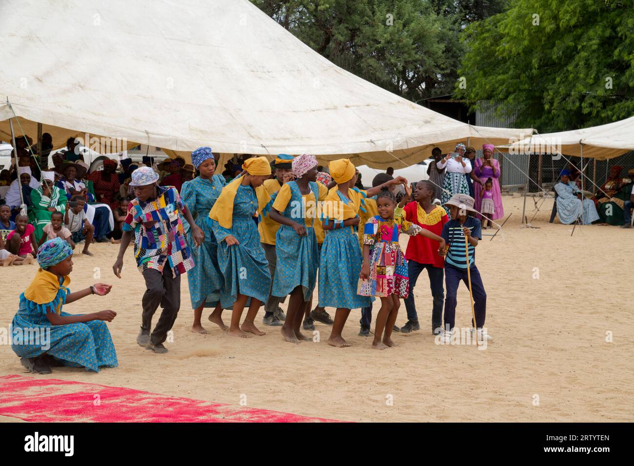 Okombahe: King's Festival of the Damara: Gruppo di danza, giovani donne in abiti tradizionali danzanti per il re, regione di Erongo, Namibia Foto Stock