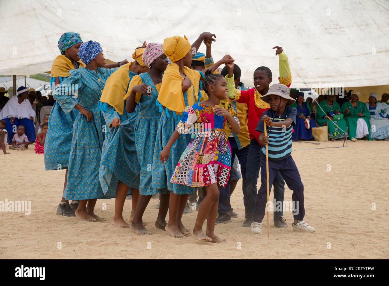 Okombahe: King's Festival of the Damara: Gruppo di danza, giovani donne in abiti tradizionali danzanti per il re, regione di Erongo, Namibia Foto Stock