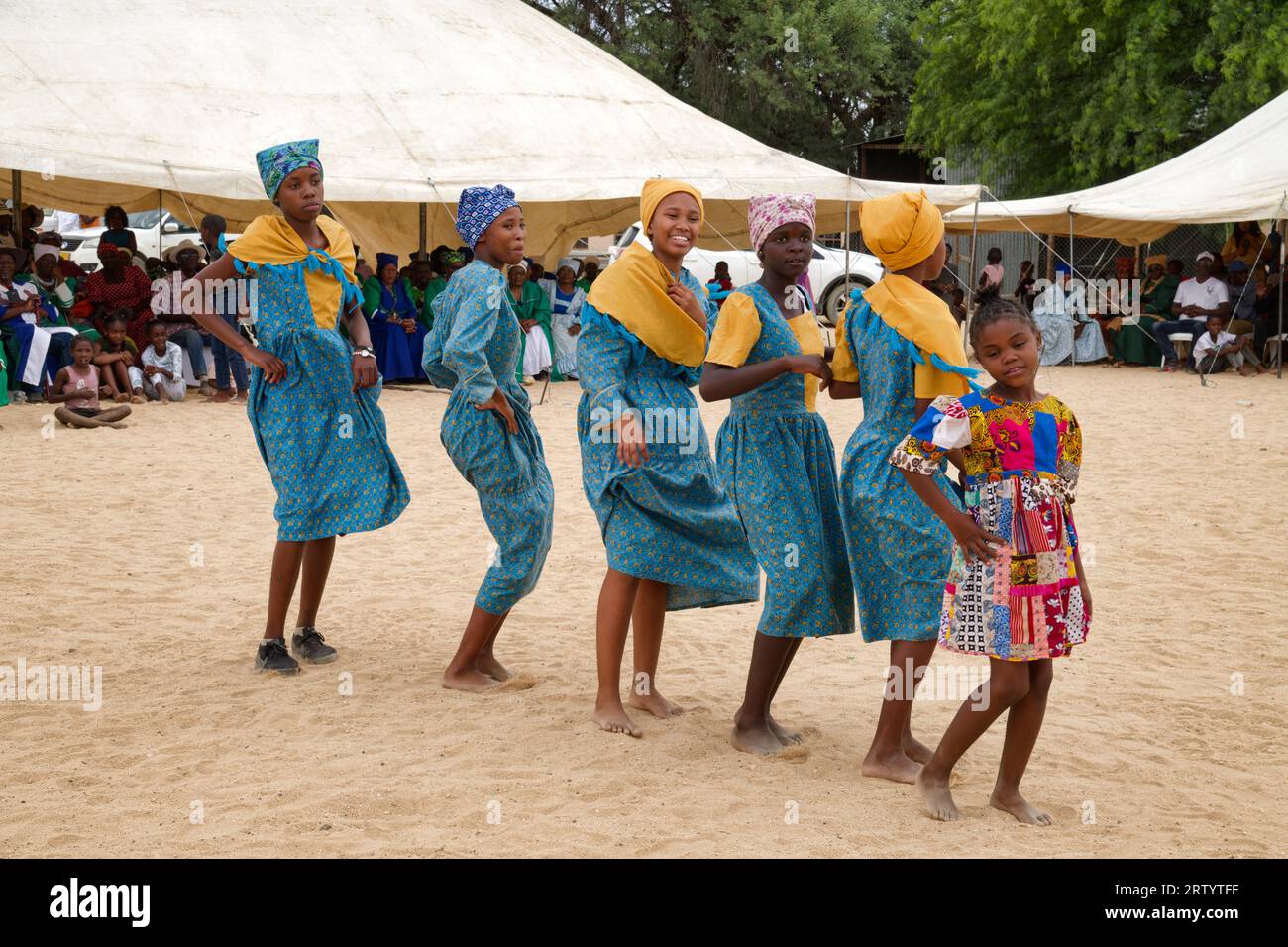 Okombahe: King's Festival of the Damara: Gruppo di danza, giovani donne in abiti tradizionali danzanti per il re, regione di Erongo, Namibia Foto Stock