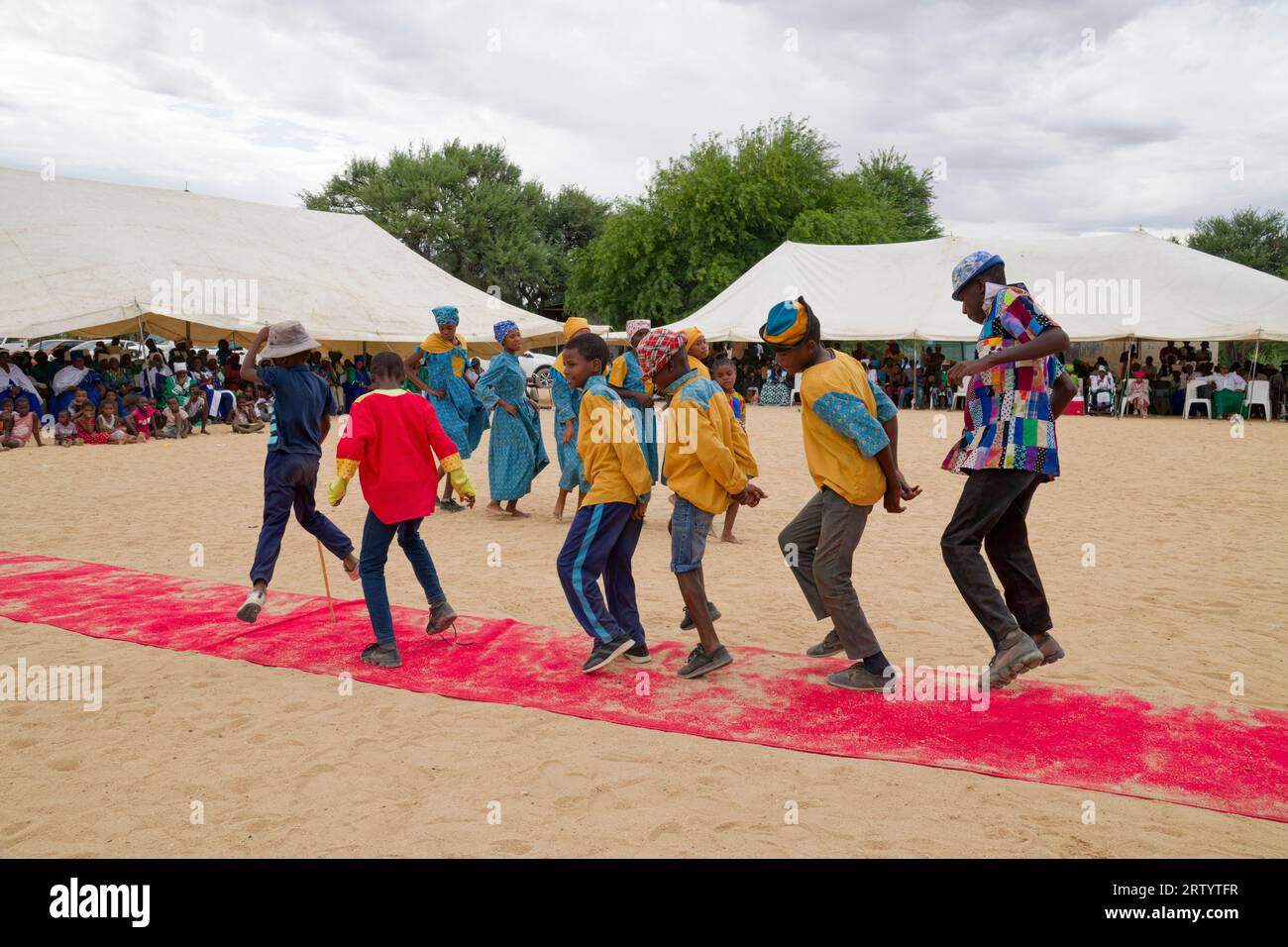 Okombahe: King's Festival of Damara: I ragazzi ballano per il re, regione di Erongo, Namibia Foto Stock