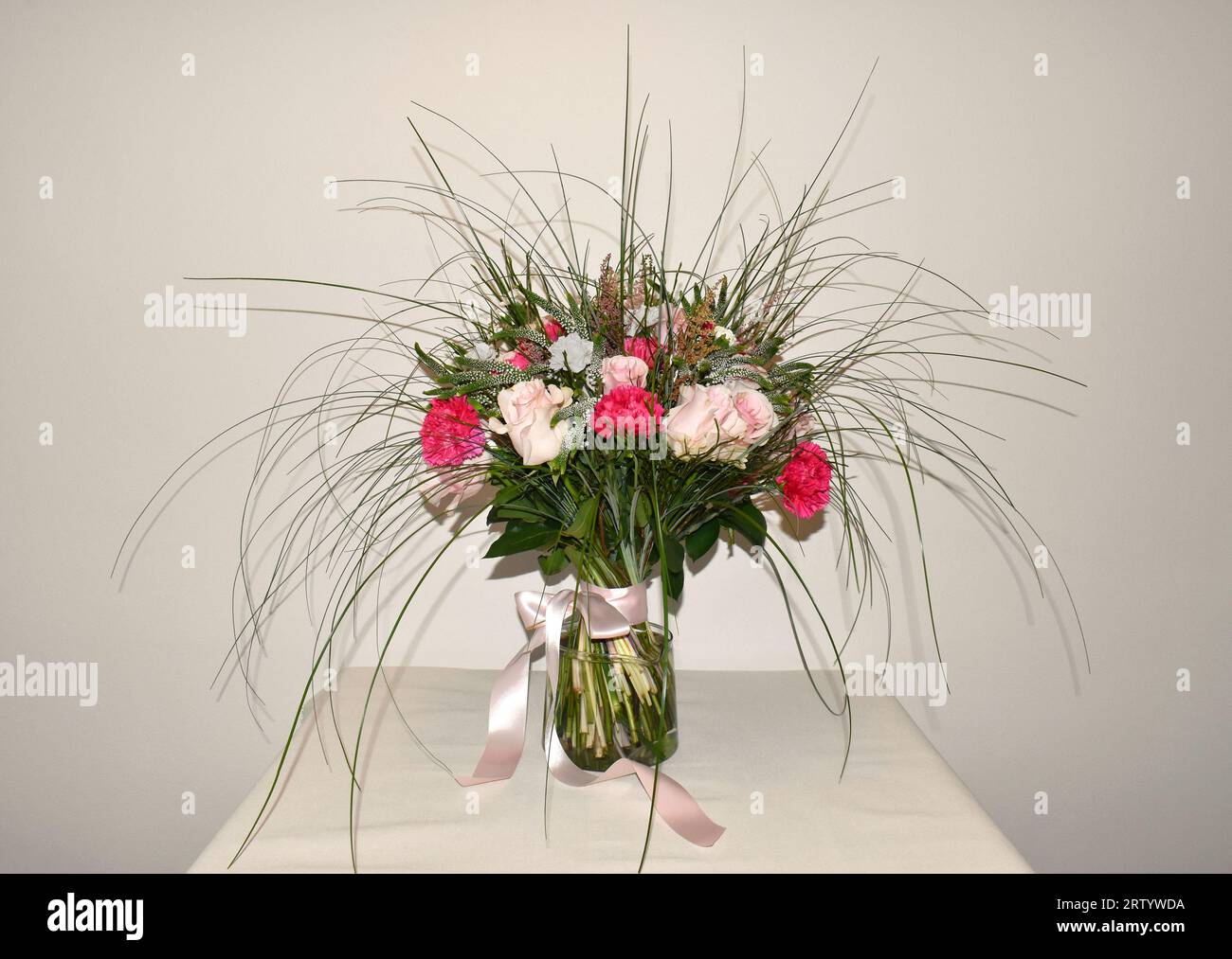 Bouquet colorato di vari fiori freschi con rose rosa e garofani rossi Foto Stock