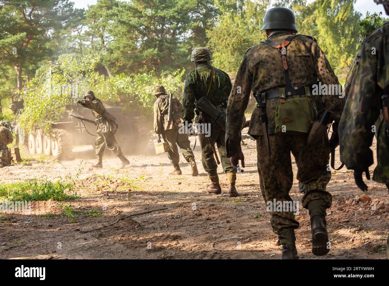 Hel, Pomerania, Polonia - 24 agosto 2023: Ricostruzione della battaglia della seconda guerra mondiale. Soldati di fanteria della Wehrmacht durante il combattimento. Foto Stock