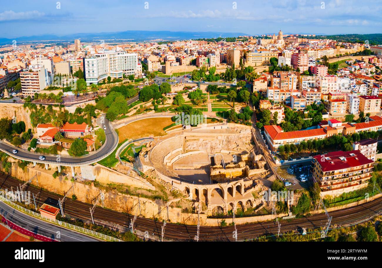 Vista panoramica aerea dell'anfiteatro di Tarragona. L'anfiteatro di Tarragona è un anfiteatro romano situato nella città di Tarragona, nella regione della Catalogna, in Spagna Foto Stock