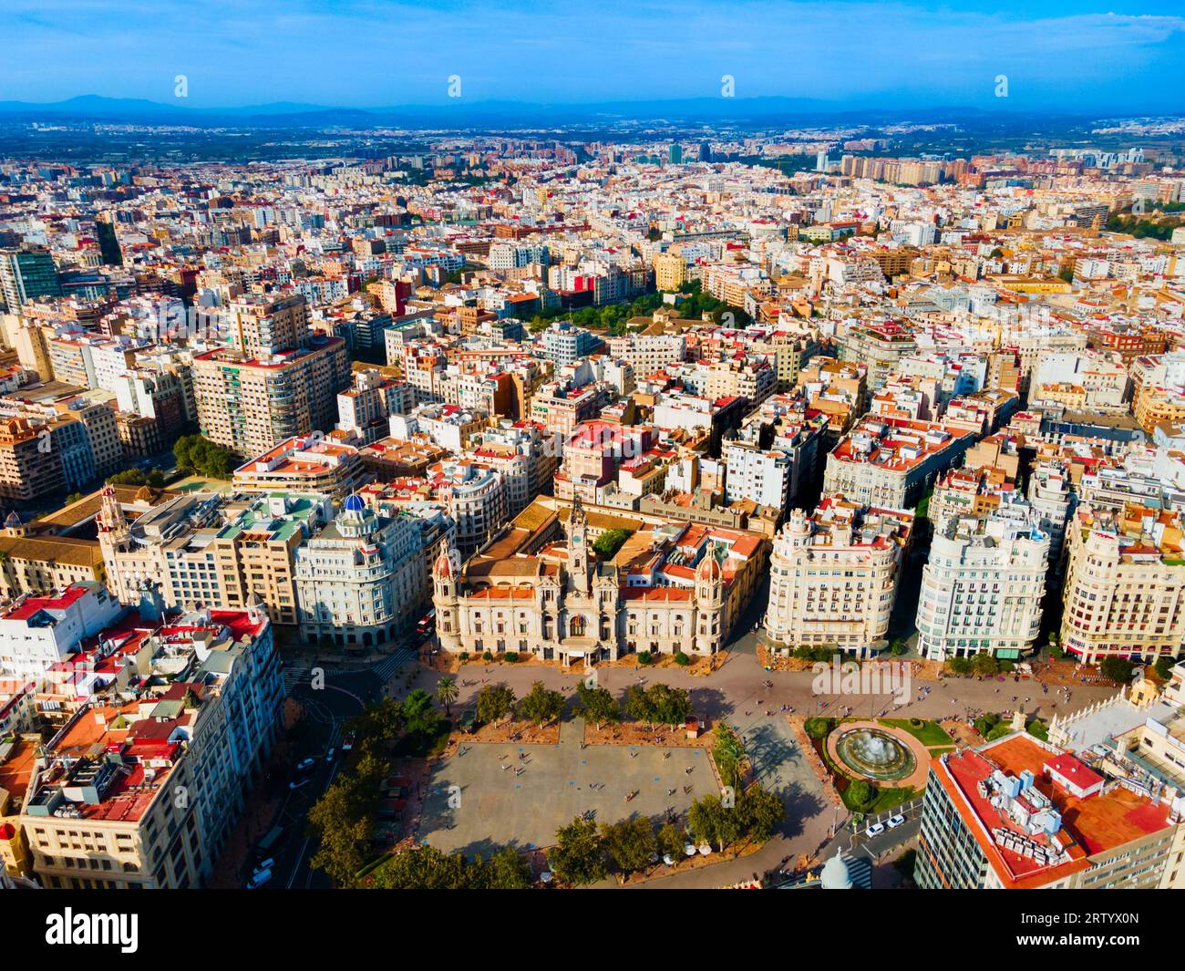 Municipio di Valencia nella Plaza del Ajuntament vista panoramica aerea. Valencia è il terzo comune più popolato della Spagna. Foto Stock