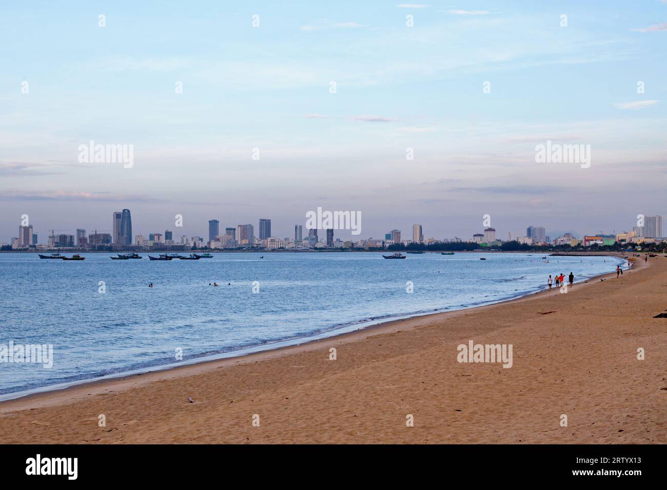 Nguyen Trai Beach al tramonto a da Nang, Vietnam. Foto Stock