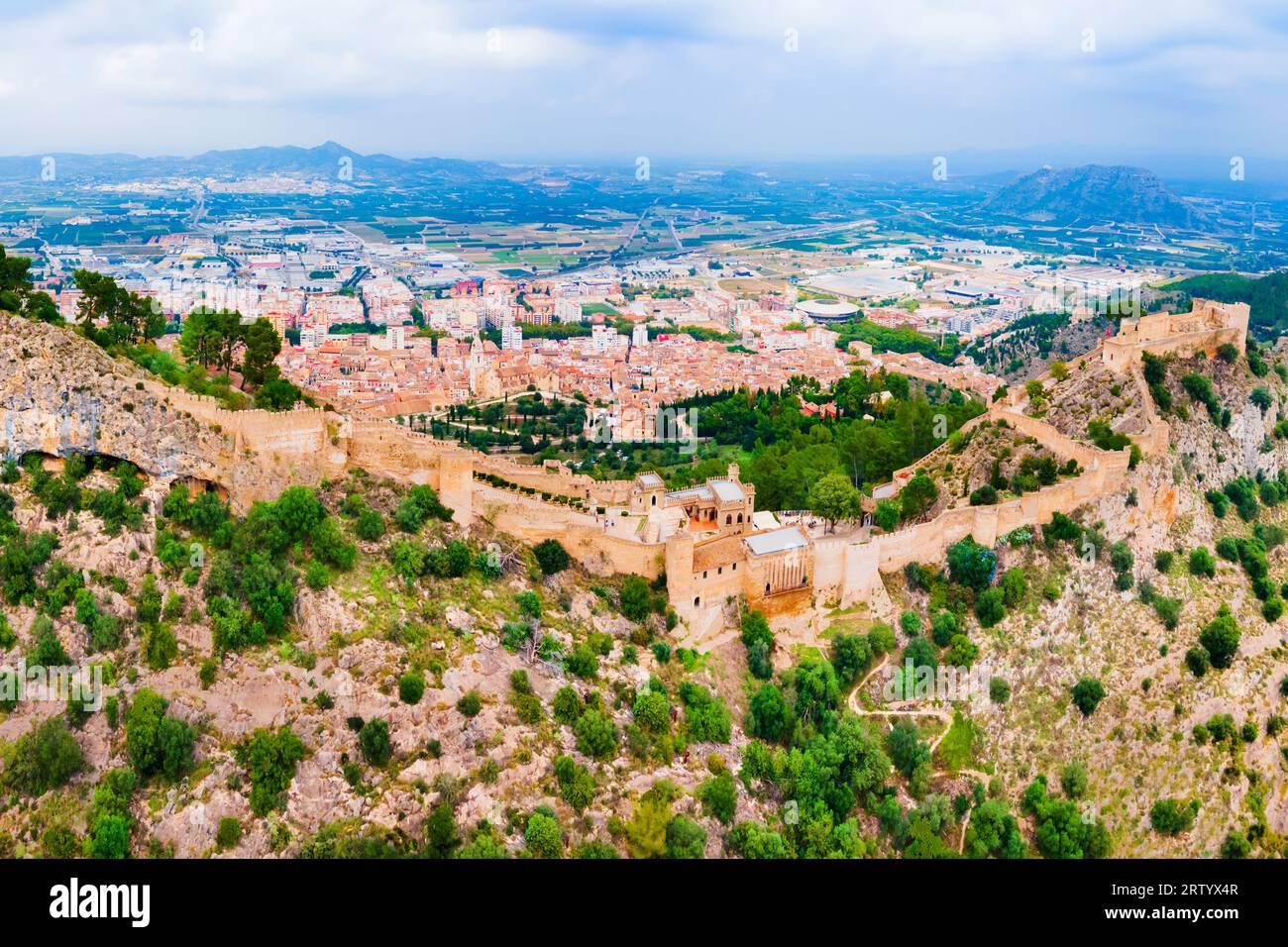 Vista panoramica aerea del Castello di Xativa. Castillo de Jativa è un castello situato nella città di Xativa vicino a Valencia, in Spagna. Foto Stock