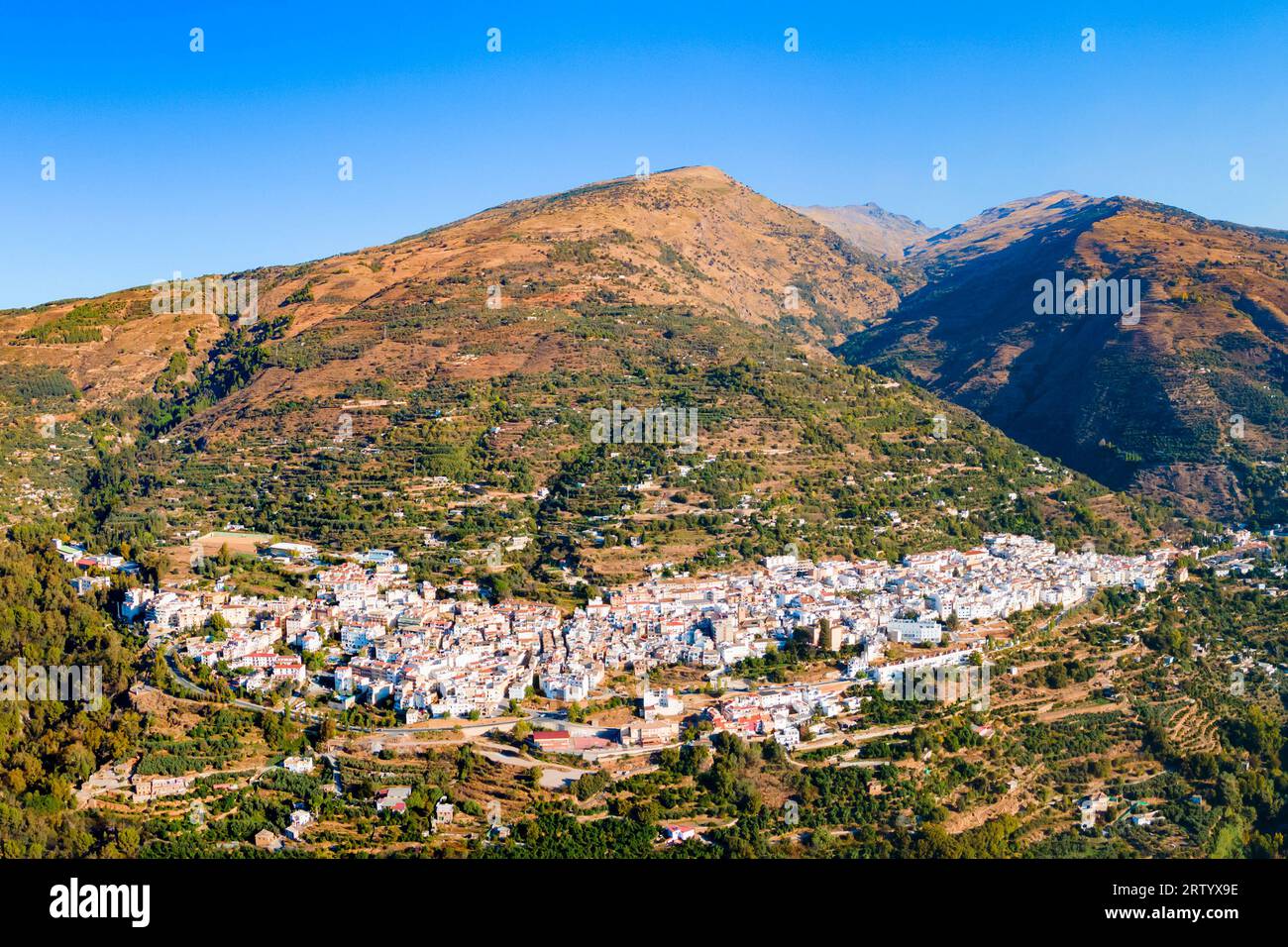 Vista panoramica aerea di Lanjaron. Lanjaron è una città della Spagna, situata nella zona di Alpujarras, in provincia di Granada. Foto Stock