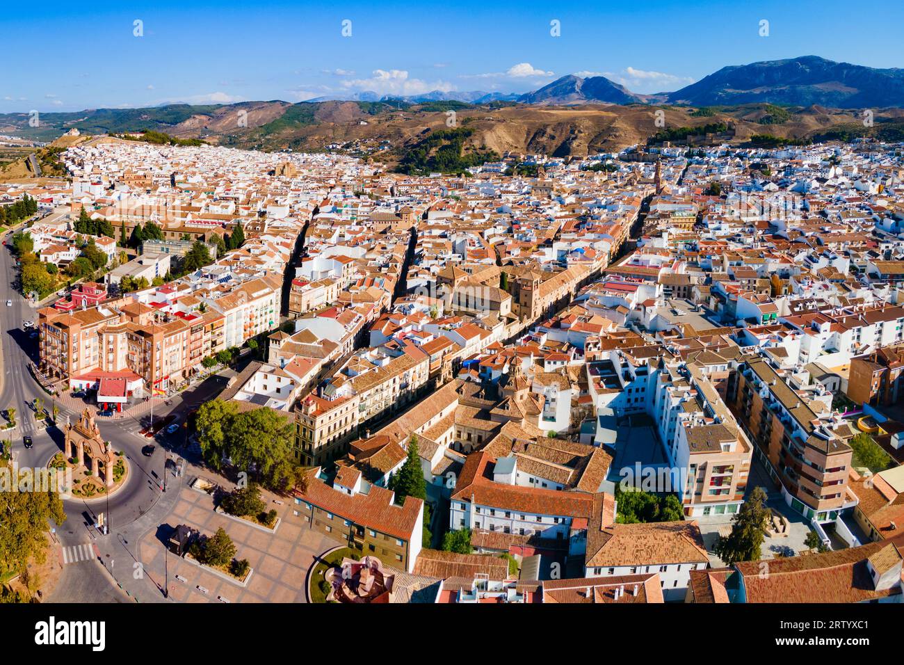 Plaza de Castilla e Puerta de Estepa vista panoramica aerea porta Antequera. Antequera è una città della provincia di Malaga, la comunità di Foto Stock