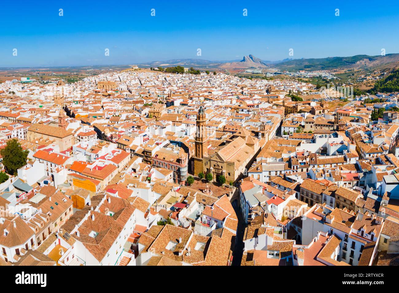 Vista panoramica aerea della chiesa parrocchiale di San Sebastiano a Antequera. Antequera è una città della provincia di Malaga, la comunità dell'Andalusia in Spagna. Foto Stock