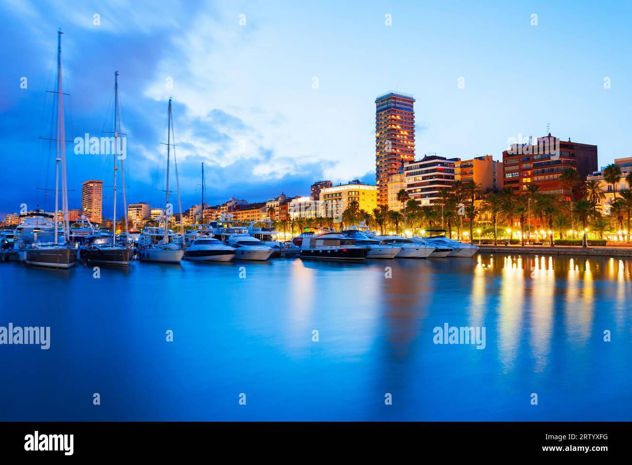 Marina del Porto di Alicante con barche e yacht. Alicante è una città della regione di Valencia, Spagna. Foto Stock