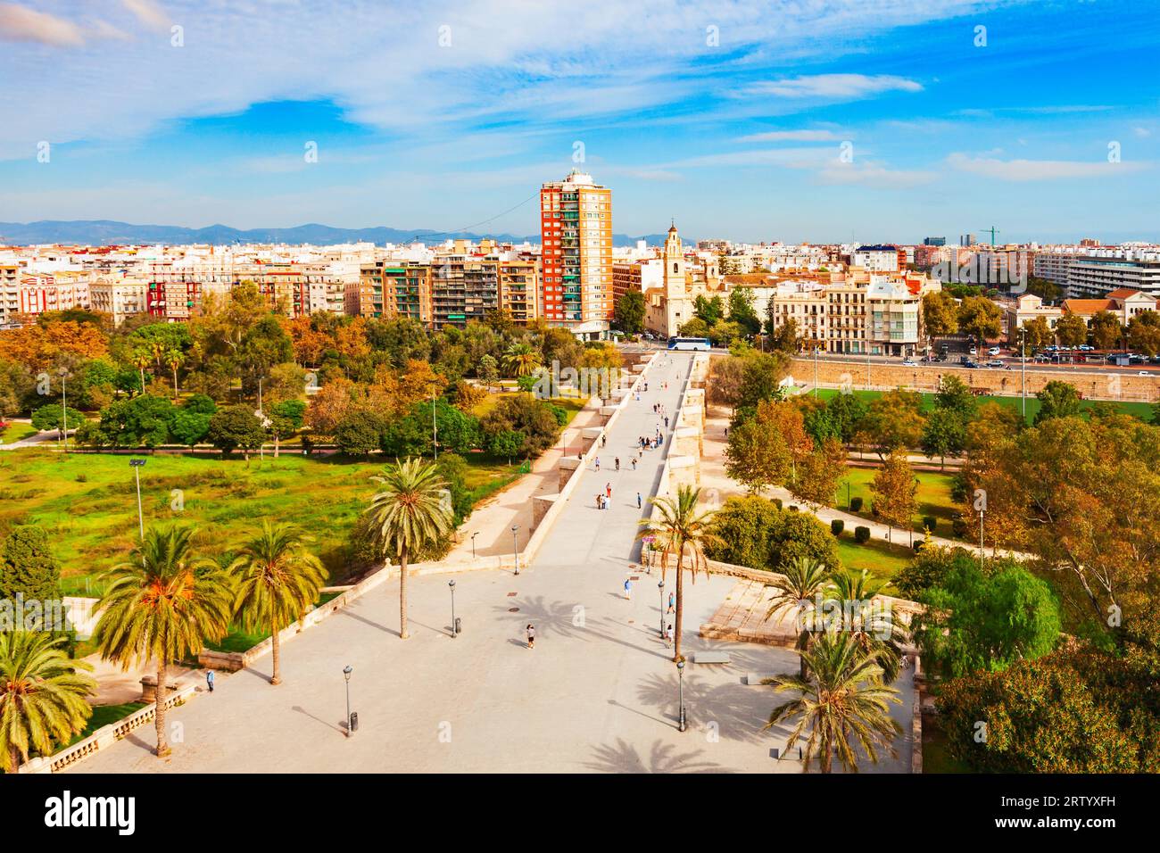 Vista panoramica aerea della città di Valencia dalla porta di Serrani o dalle Torri di Serrano. Valencia è il terzo comune più popolato della Spagna. Foto Stock