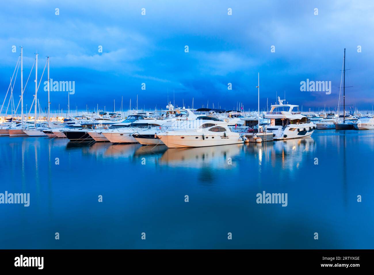 Marina del Porto di Alicante con barche e yacht. Alicante è una città della regione di Valencia, Spagna. Foto Stock