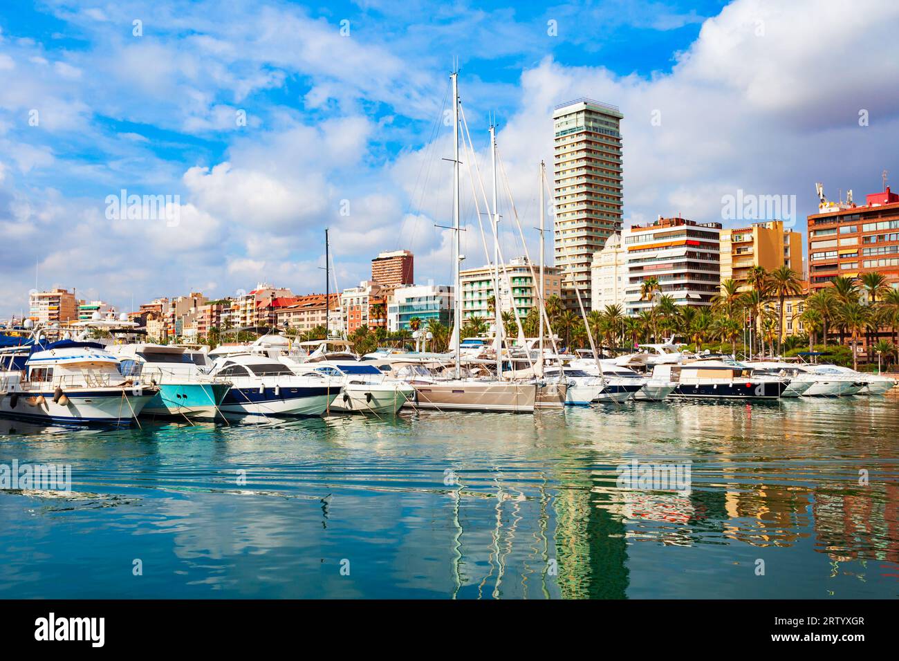 Marina del Porto di Alicante con barche e yacht. Alicante è una città della regione di Valencia, Spagna. Foto Stock