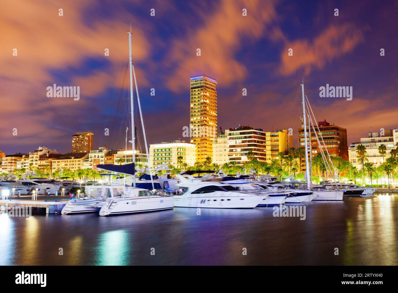 Marina del Porto di Alicante con barche e yacht. Alicante è una città della regione di Valencia, Spagna. Foto Stock